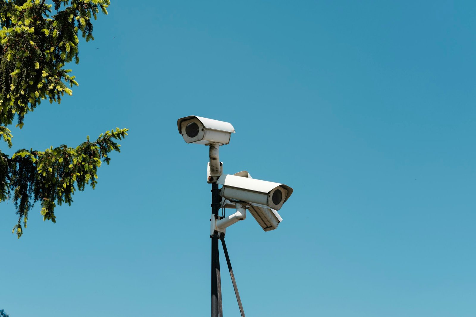 Cámaras de seguridad montadas en un poste