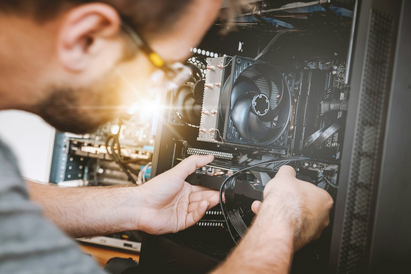 Técnico instalando componentes en una PC